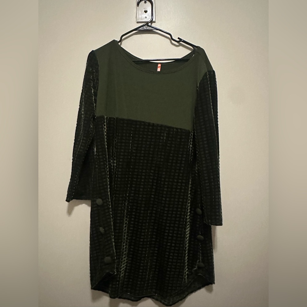 Short PaoLiNo green dress with velvet accents towards the top